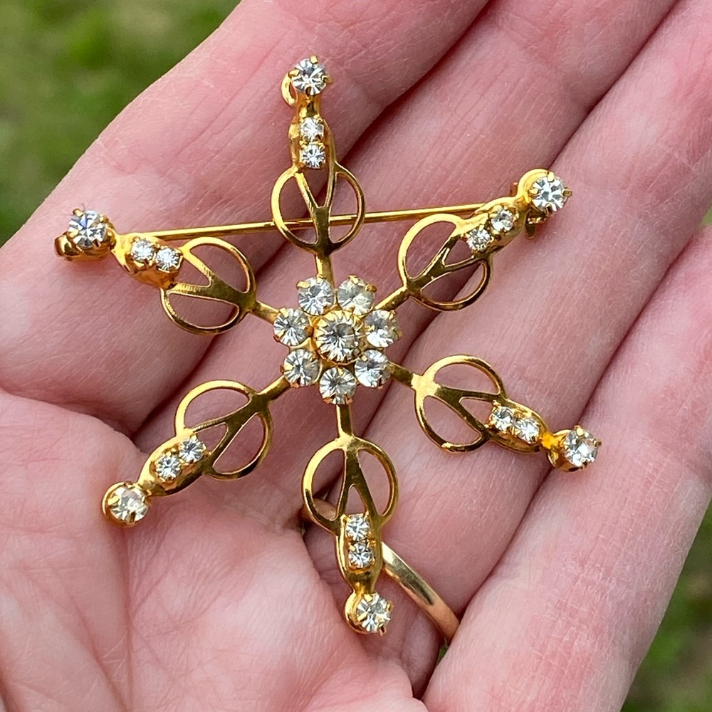 Elegant Gold Star Rhinestone Brooch - Picture 3 of 5